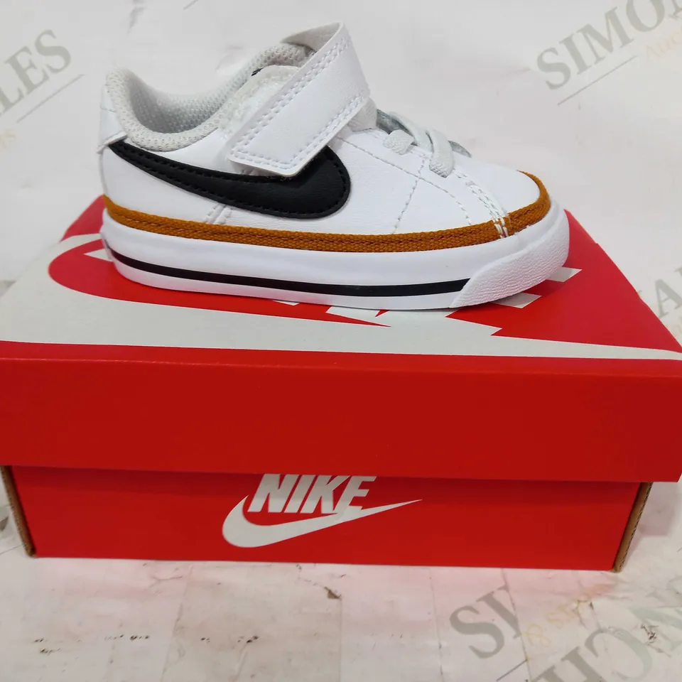 BOXED PAIR OF NIKE COURT LEGACY CHILDREN'S CHOES IN WHITE/BLACK UK SIZE 4.5