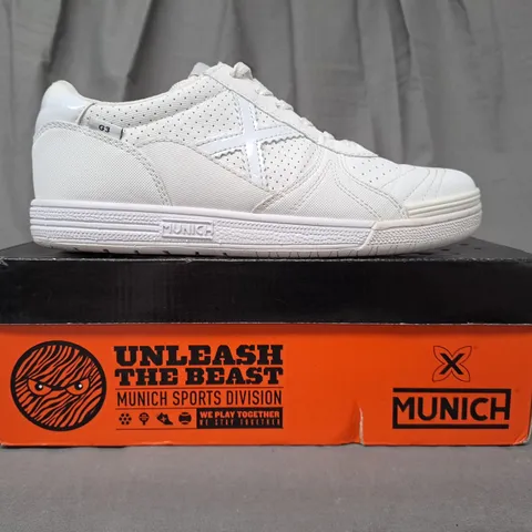 BOXED PAIR OF MUNICH SHOES IN WHITE UK SIZE 6