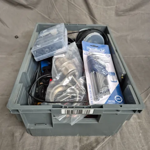 TOTE OF APPROXIMATELY. 15 ASSORTED CAR ITEMS TO INCLUDE TOOL KITS , BRACKETS AND CAR CLEANING BRUSHES