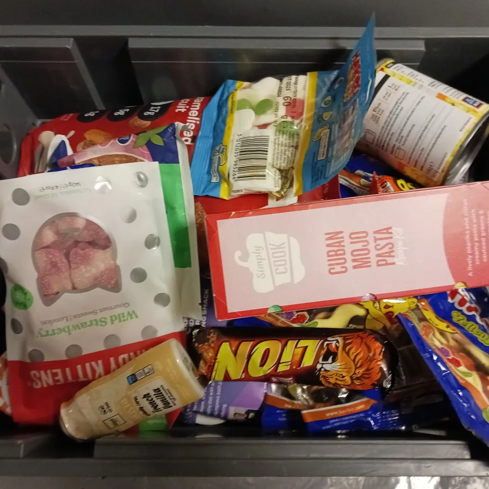 APPROXIMATELY 20 ASSORTED FOOD PRODUCTS TO INCLUDE CANDY KITTENS WILD STRAWBERRY (140g), FOUR SEASONS SUPERWEET SWEECORN (198g), ELEAT HIGH PROTEIN CEREAL CARAMLISED BISCUIT (50g), ETC
