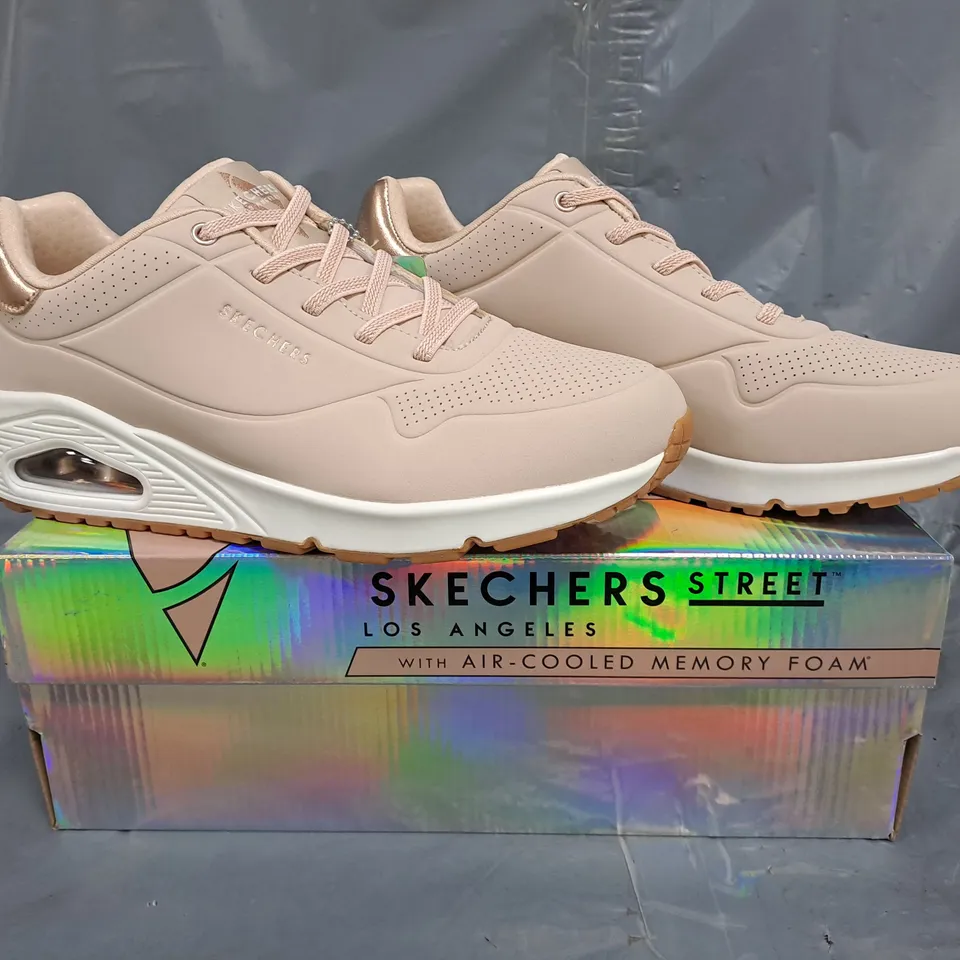 BOXED PAIR OF SKECHERS WOMEN'S SHOES IN PALE PINK/ROSE GOLD SIZE UK 7