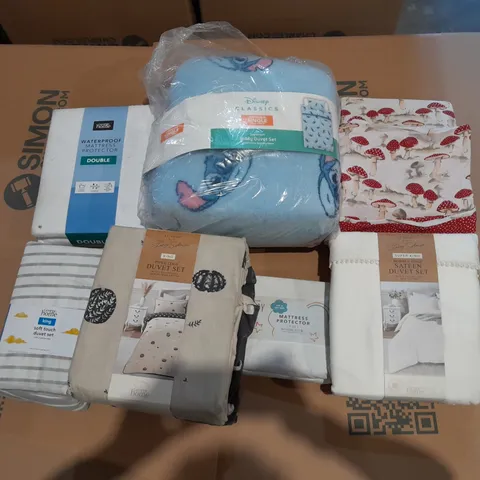 BOX OF APPROXIMATELY 10 ASSORTED BEDDING AND SOFT FURNISHING ITEMS TO INCLUDE - SHOWER CURTAINS - DUVET SETS - FITTED SHEET ETC. 