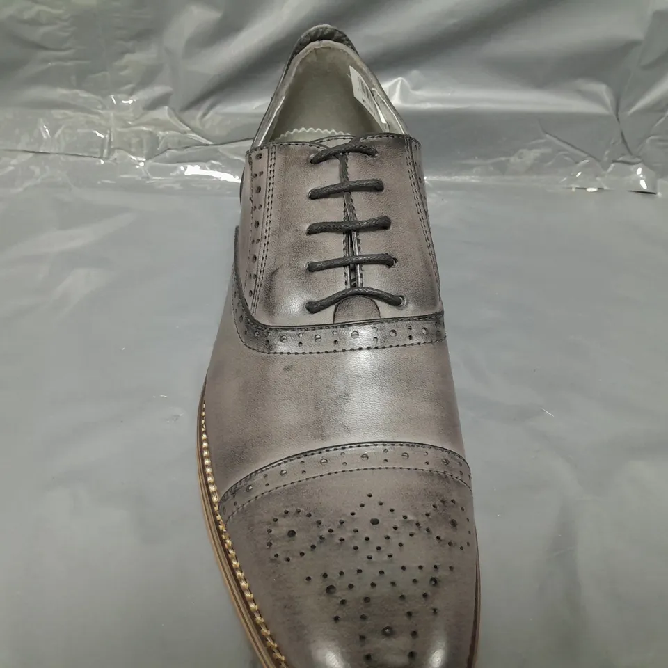 BOXED PAIR OF GOOR SHOES IN GREY SIZE 7