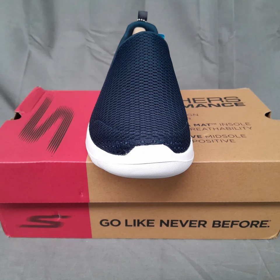 BOXED PAIR OF SKECHERS SLIP-ON SHOES IN NAVY UK SIZE 6