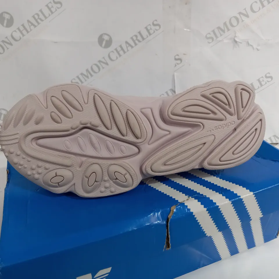 BOXED PAIR OF ADIDAS OZWEEGO TRAINERS SIZE 4.5
