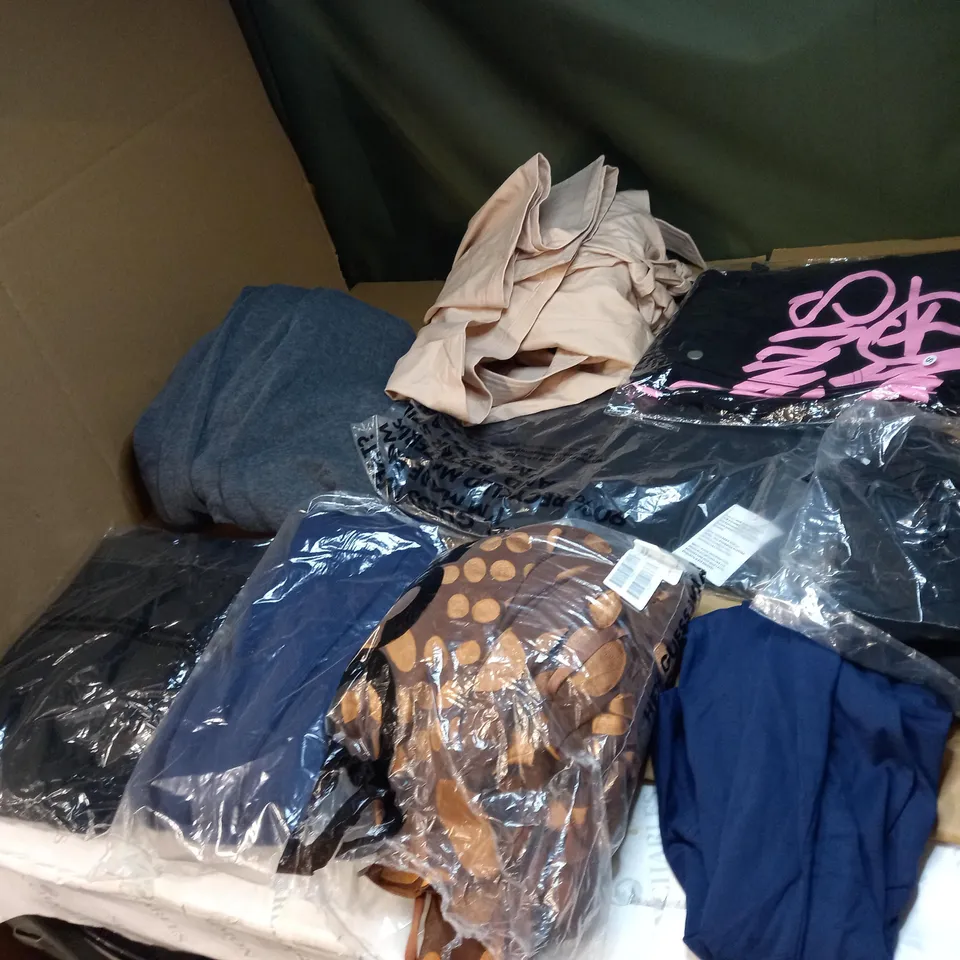 LOT OF APPROX 20 ASSORTED CLOTHING ITEMS VARYING IN SIZE/COLOUR/STYLE TO INCLUDE: TROUSERS, TOPS, JUMPERS