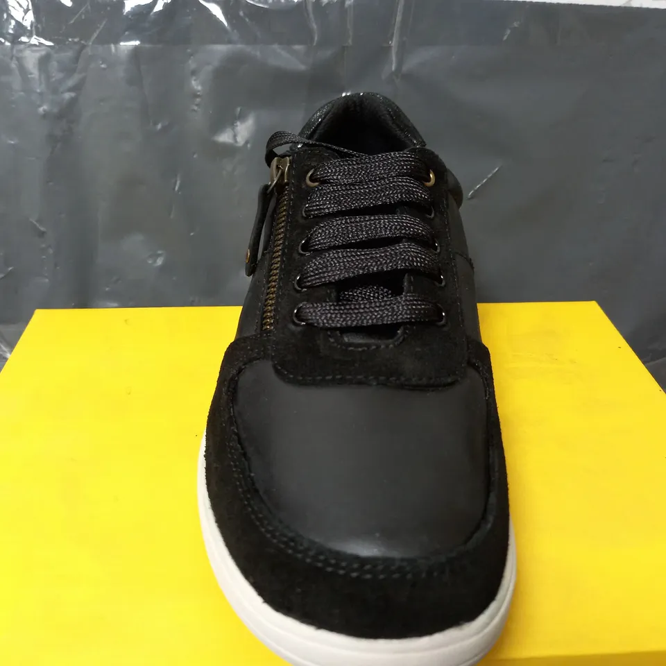 STRIVE MADISON TRAINERS IN BLACK - UK 4.5