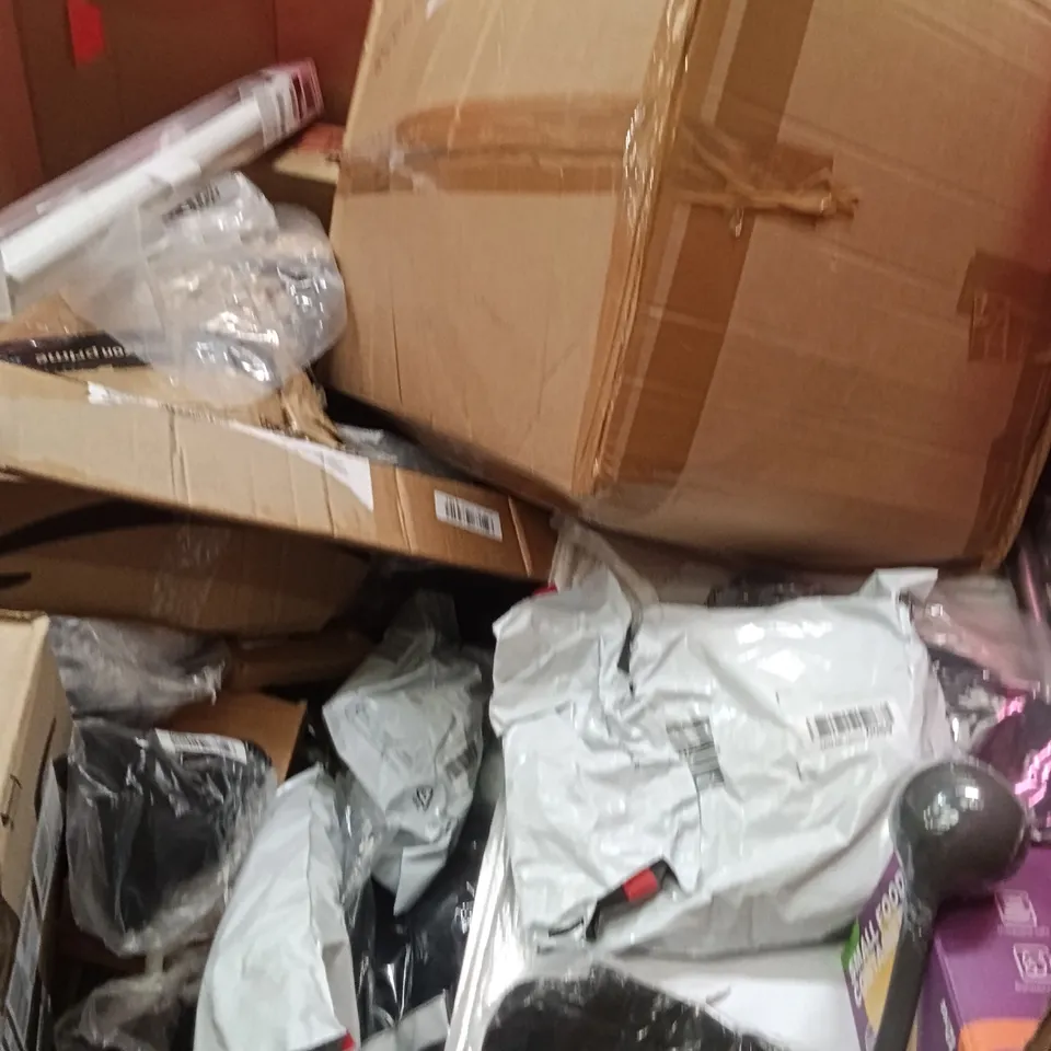 PALLET OF ASSORTED ITEMS INCLUDING - 24'IN FLAT MOP, SNOOKER STICK, TOILET SEAT 