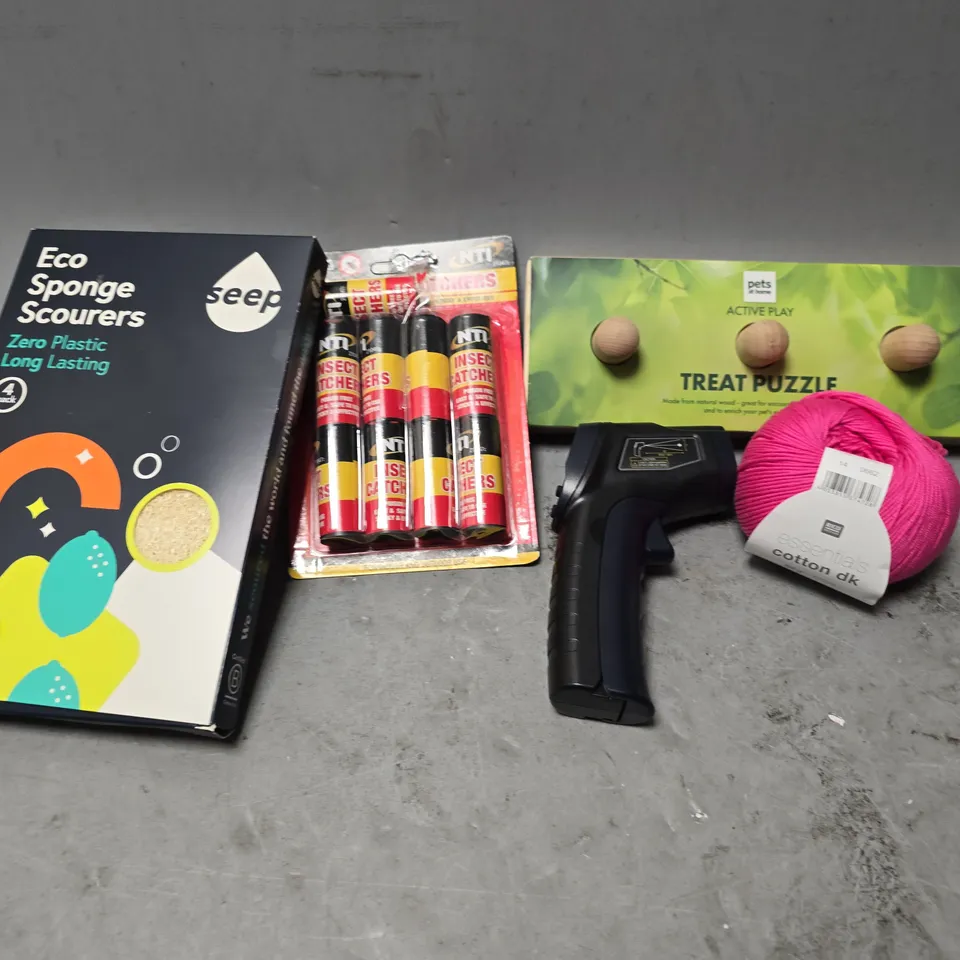 APPROXIMATELY 12 ASSORTED ITEMS TO INCLUDE - INSECT CATCHERS , ECP SPONGE SCOURERS , TREAT PUZZLE ETC