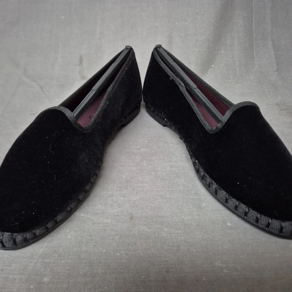 BOXED PAIR OF FLABELUS DAISY FLAT SLIP-ON SHOES IN BLACK EU SIZE 36