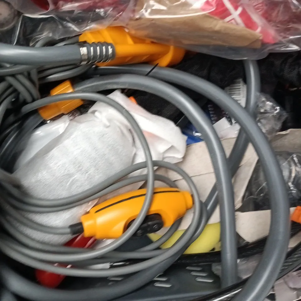 APPROXIMATELY 5 ASSORTED ITEMS TO INCLUDE IGNITION SWITCH, LED LIGHTS, ETC