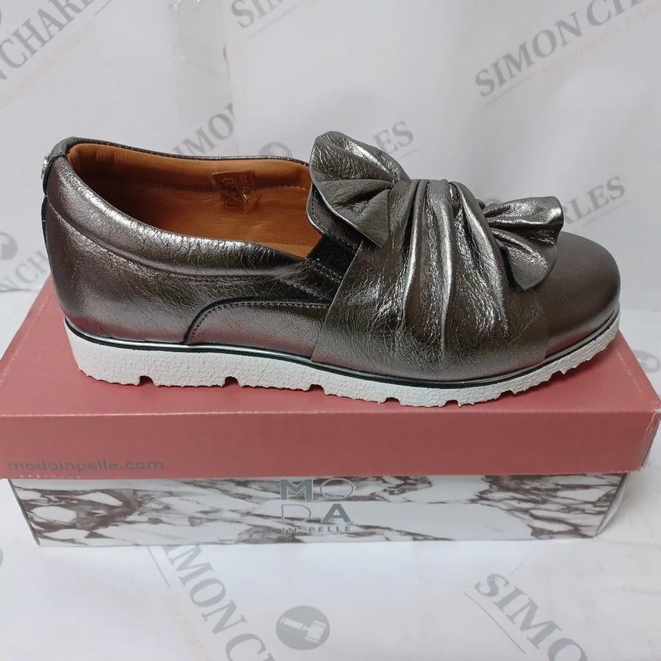 BOXED PAIR OF MODA IN PELLE ANETTE TWIST TRAINER PEWTER/METALIC SIZE 5