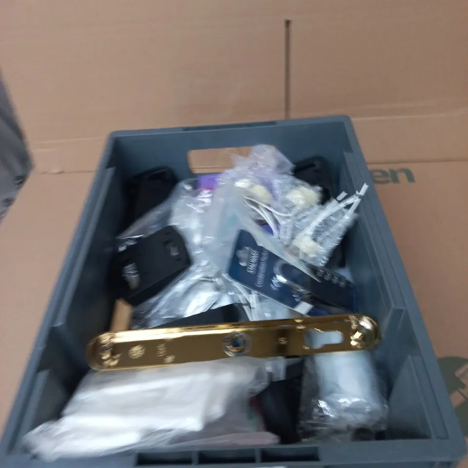 TOTE OF APPROXIMATELY 15 ASSORTED ITEMS TO INCLUDE: KAR KEY CASE KIT 