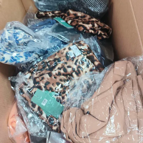APPROXIMATELY 20 ASSORTED WOMENS CLOTHING ITEMS IN VARIOUS SIZES & STYLES 