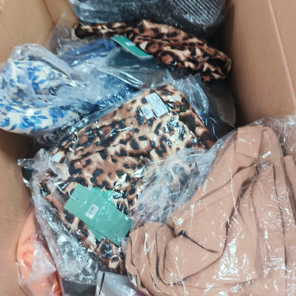 APPROXIMATELY 20 ASSORTED WOMENS CLOTHING ITEMS IN VARIOUS SIZES & STYLES 