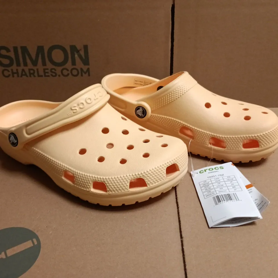 BOXED PAIR OF CROCS CLASSIC CLOGS IN APRICOT SIZE UK M5/W6