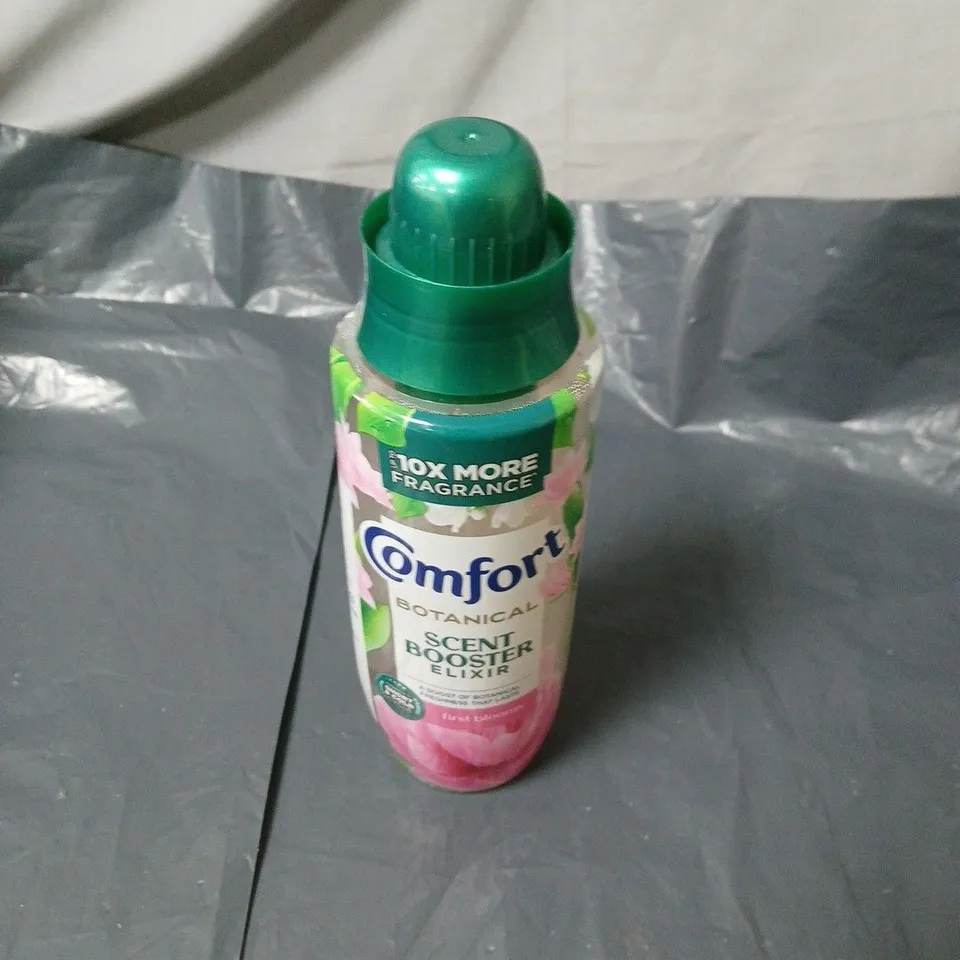 APPROXIMATELY 15 ASSORTED HOUSEHOLD LIQUIDS INCLUDING CONCENTRATED DISINFECTANT , COMFORT SCENT BOOSTER AND DEGREASER STAIN REMOVER