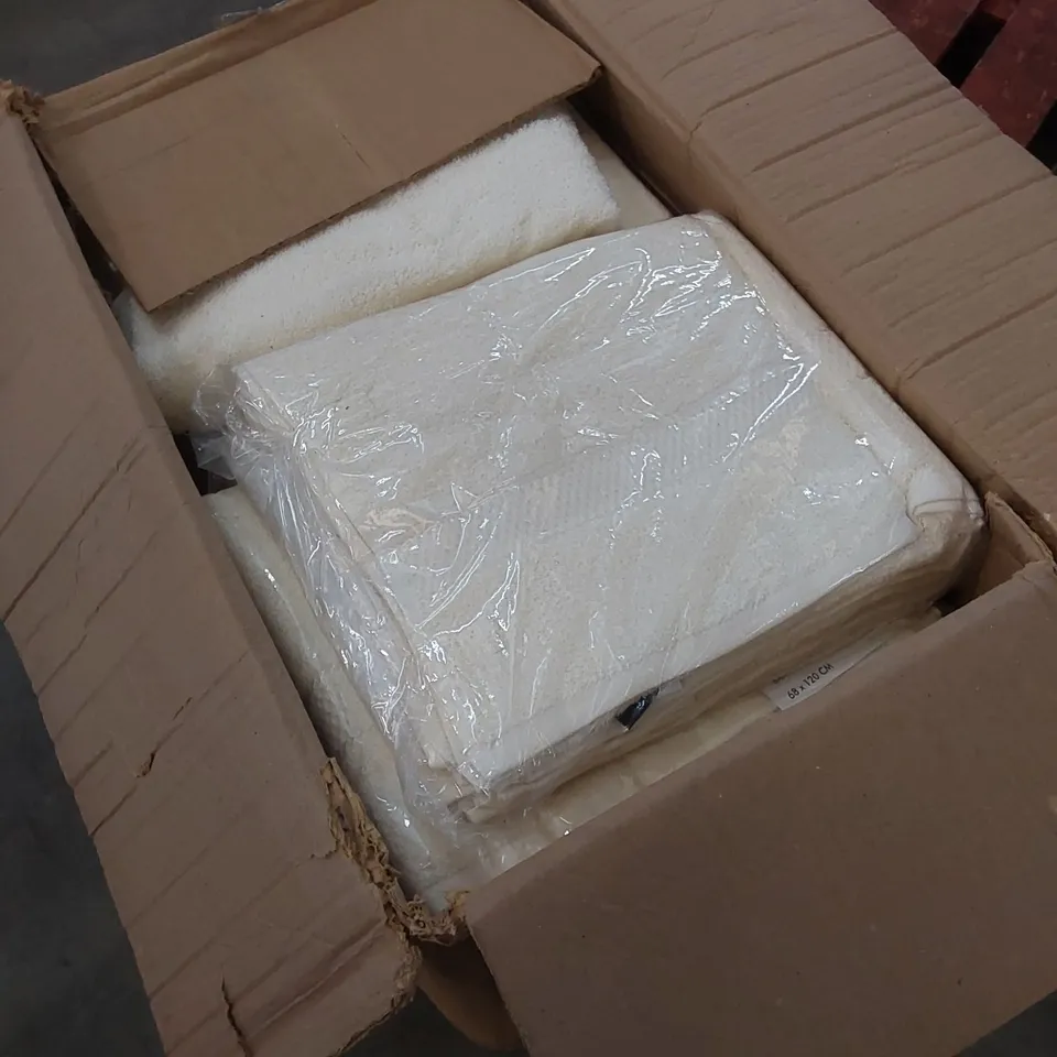 BOX OF APPROX 16 LAURA SECRET BATH TOWEL SETS - COLOURS MAY VARY // SIZE: 68 X 120cm
