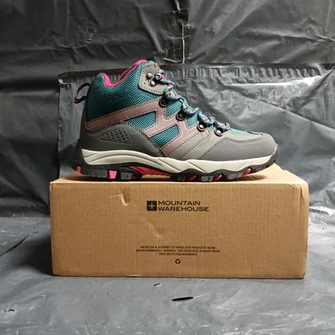 BOXED PAIR OF MOUNTAIN WAREHOUSE OSCAR 2 KIDS WALKING BOOTS IN TEAL SIZE UK 3