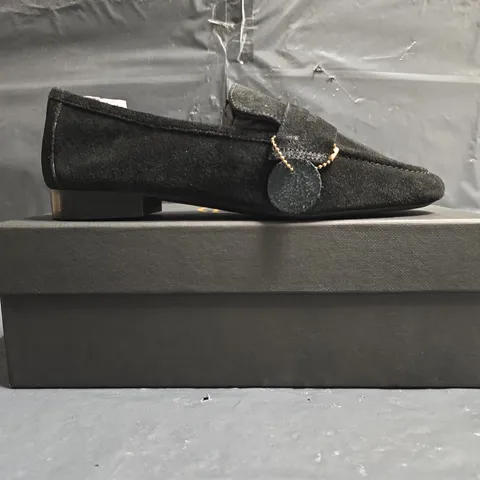 BOXED PAIR OF NV SLIP-ON SHOES IN BLACK SIZE 5