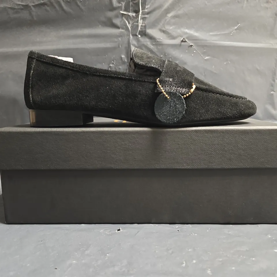 BOXED PAIR OF NV SLIP-ON SHOES IN BLACK SIZE 5