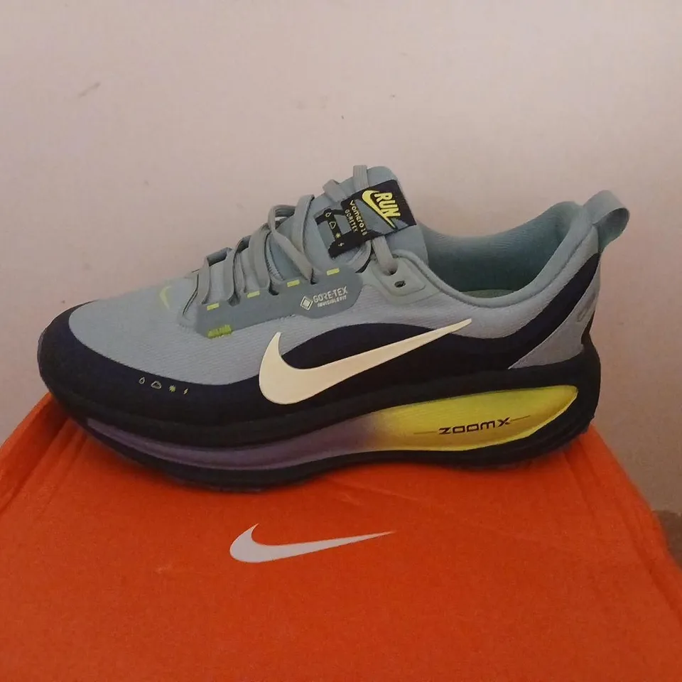 NIKE VOMERO 18 GTX RUNNING SHOES – UK 8, LIGHT BLUE/GRAY WITH NEON YELLOWS