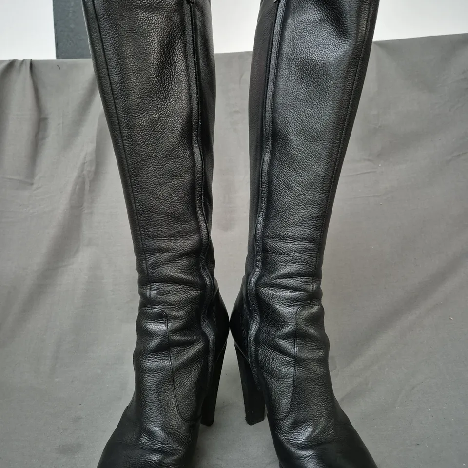 BOXED PAIR OF SERGIO ROSSI HEELED KNEE-HIGH BOOTS IN BLACK EU SIZE 38