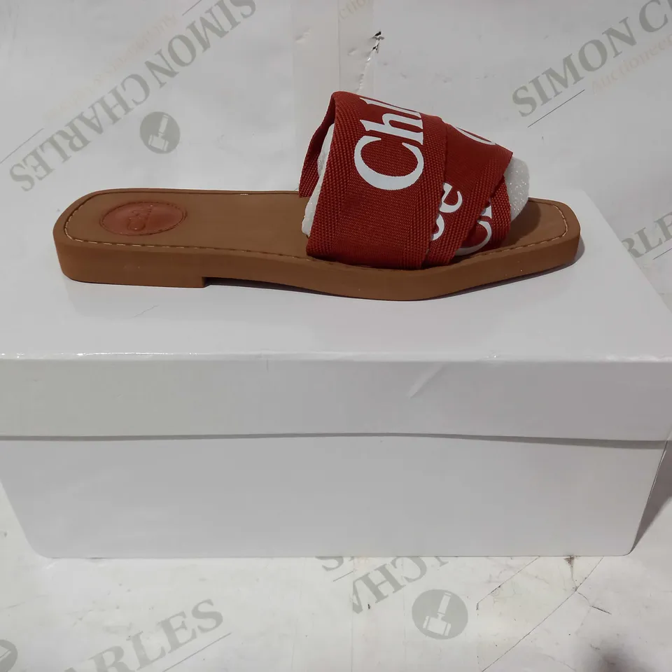 BOXED PAIR OF CHLOÉ SANDALS IN BROWN EU SIZE 39