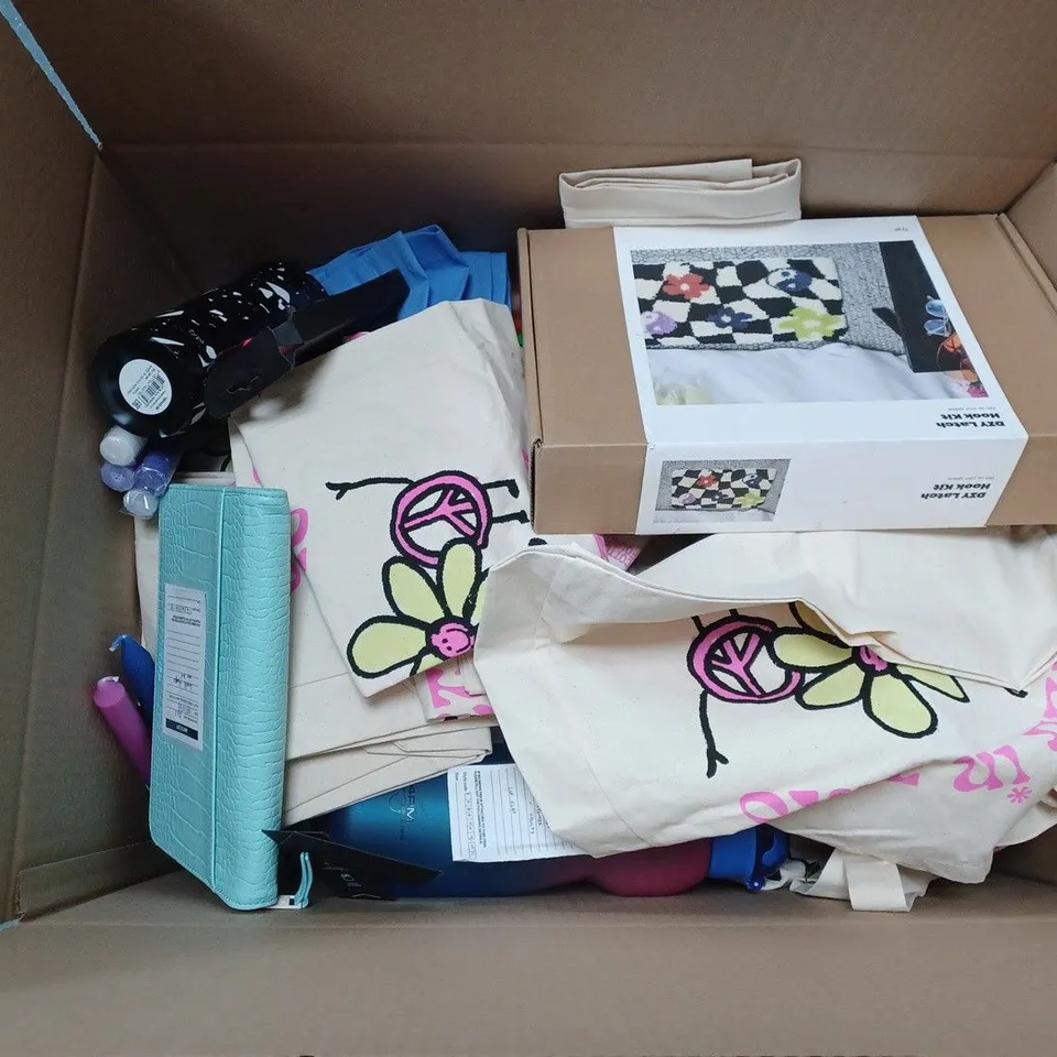 BOX OF APPROXIMATELY 40 ASSORTED HOUSEHOLD ITEMS TO INCLUDE TOTE BAGS, CANDLES, BEAKERS, ETC