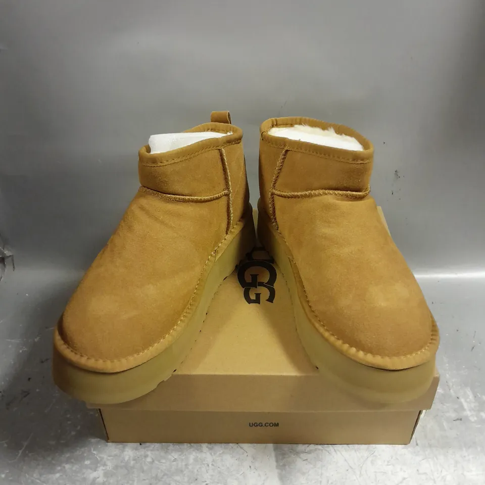 BOXED PAIR OF UGG WOMENS BOOTS IN TAN SIZE UK 7