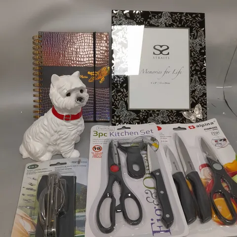BOX OF APPROXIMATELY 10 ASSORTED ITEMS TO INCLUDE 3PC KITCHEN SET, 6 IN 1 UTENSIL SET, PIGGY BANK ETC