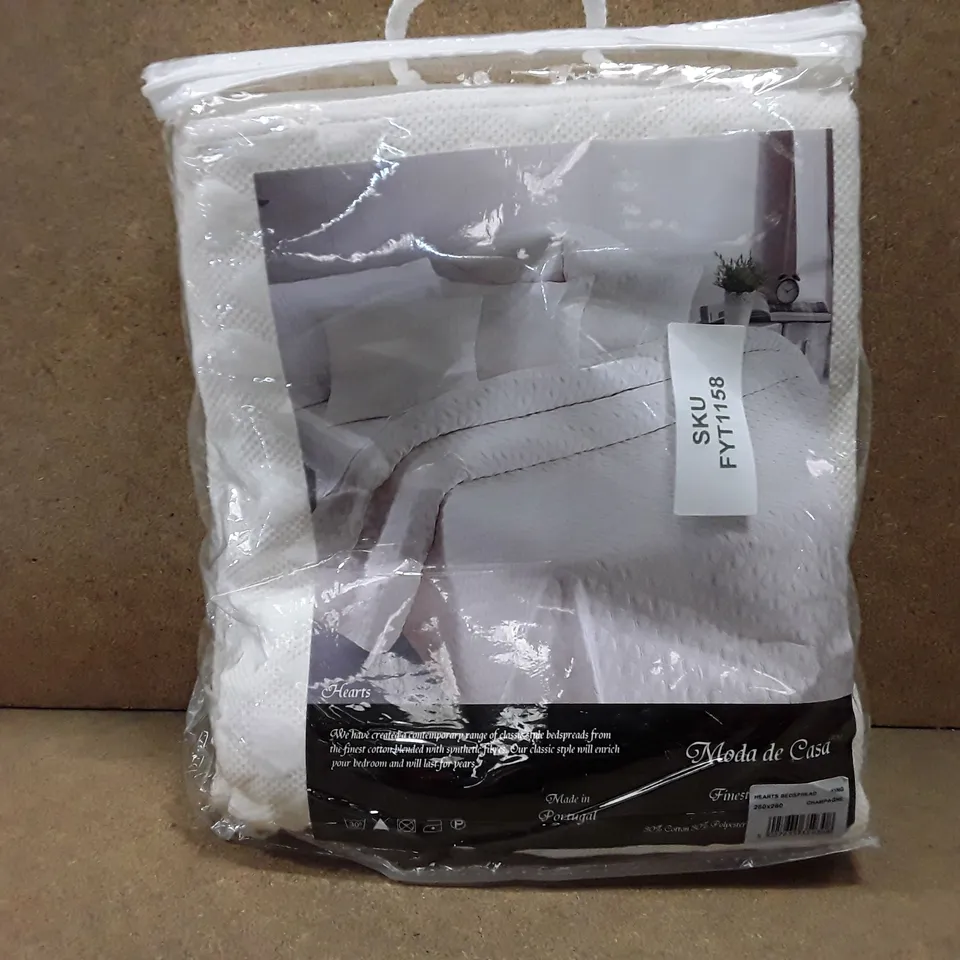BRAND NEW MODA DE CASA BED SPREAD - KING SIZE  (WHITE)