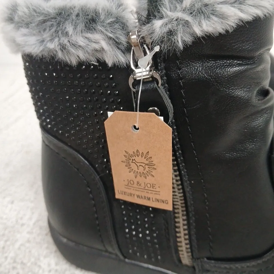JO & JOE BLACK LEATHER-EFFECT ANKLE BOOTS WITH FAUX FUR LINING – UK 5