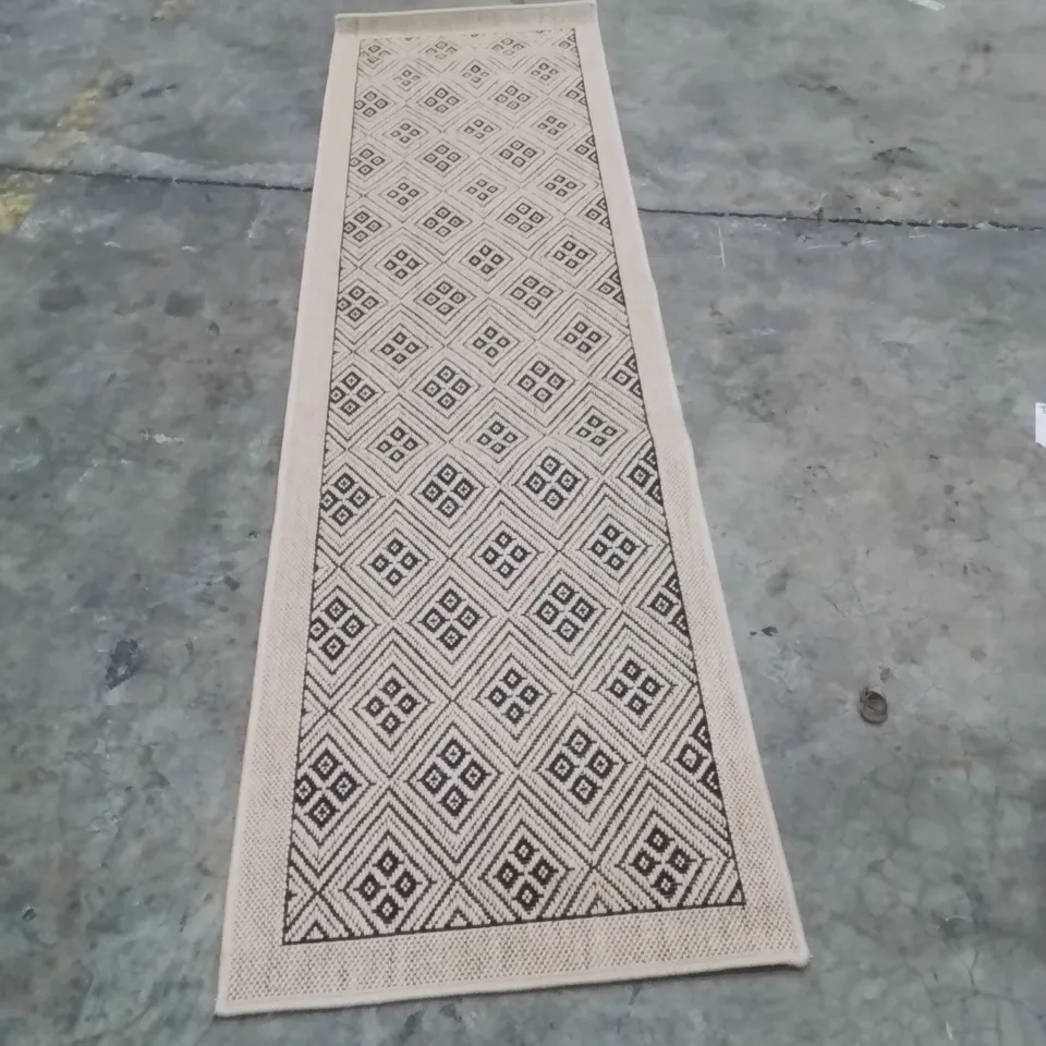 QUALITY DESIGNER AREA RUG - APPROXIMATELY 240X60CM