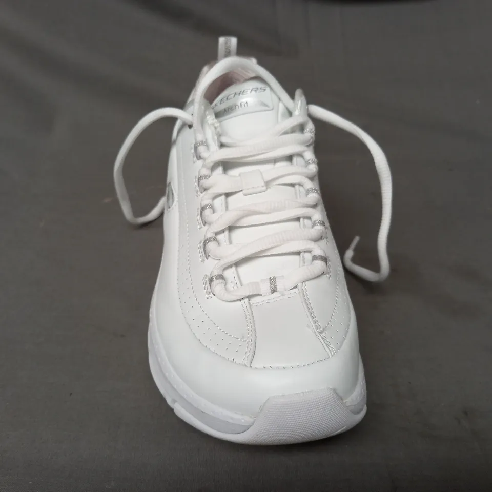 BOXED PAIR OF SKECHERS ARCH FIT TRAINERS IN WHITE SIZE 5