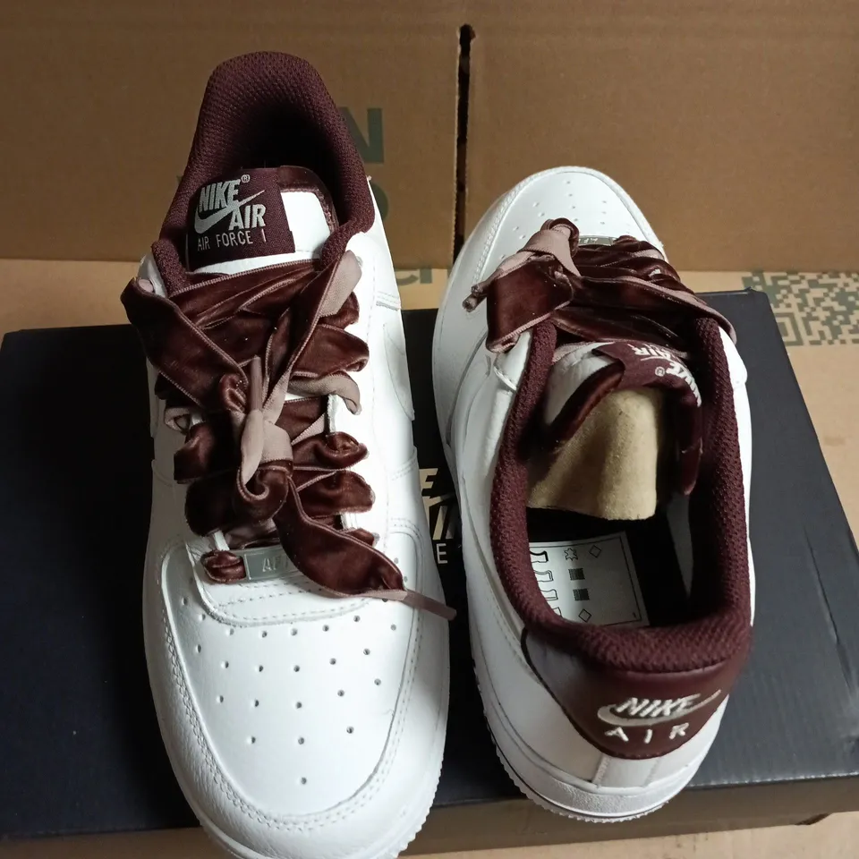 NIKE AIR FORCE 1 '07 VINTAGE – WOMEN'S BURGUNDY CRUSH/WHITE, UK 5