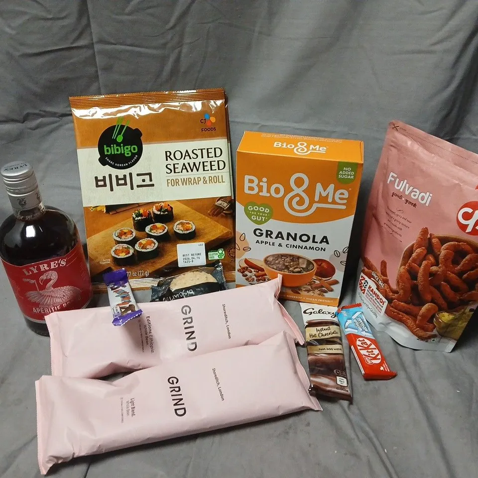 APPROXIMATELY 10 ASSORTED FOOD & DRINK ITEMS TO INCLUDE LYRES APERITIF ROSSO NON-ALCOHOLIC, GRIND WHOLE BEAN, BIO & ME GRANOLA, ETC - COLLECTION ONLY