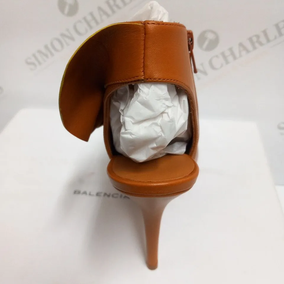 BOXED PAIR OF BALENCIAGA RENARD/MIMOSA LEATHER SANDALS SIZE 38