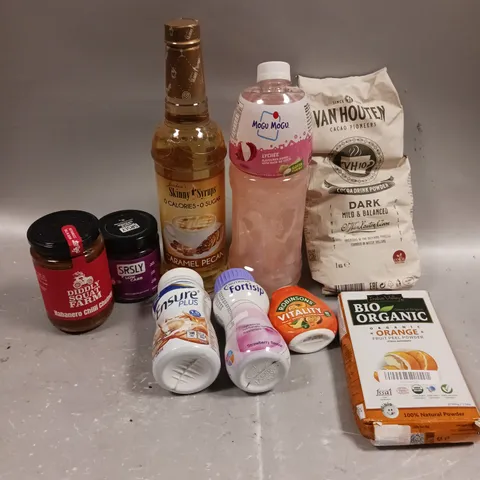APPROXIMATELY 15 ASSORTED FOOD/DRINK PRODUCTS TO INCLUDE DIDDLY SQUAT FARM CHUTNEY, ORANGE FRUIT PEEL POWDER, VAN HOUTEN COCOA DRINK POWDER ETC