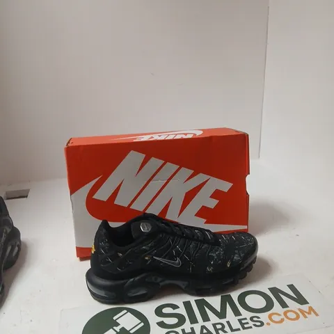 NIKE AIR MAX PLUS TRAINERS – BLACK/SMOKE GREY, UK 7.5 (EU 42) – BOXED