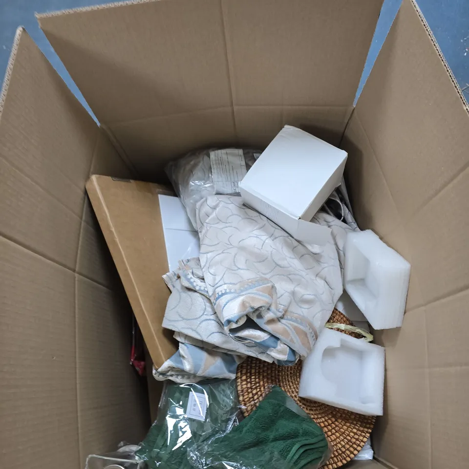 BOX OF APPROXIMATELY 15 ASSORTED ITEMS TO INCLUDE: DINNER TRAY AND PLASTIC CONTAINER 