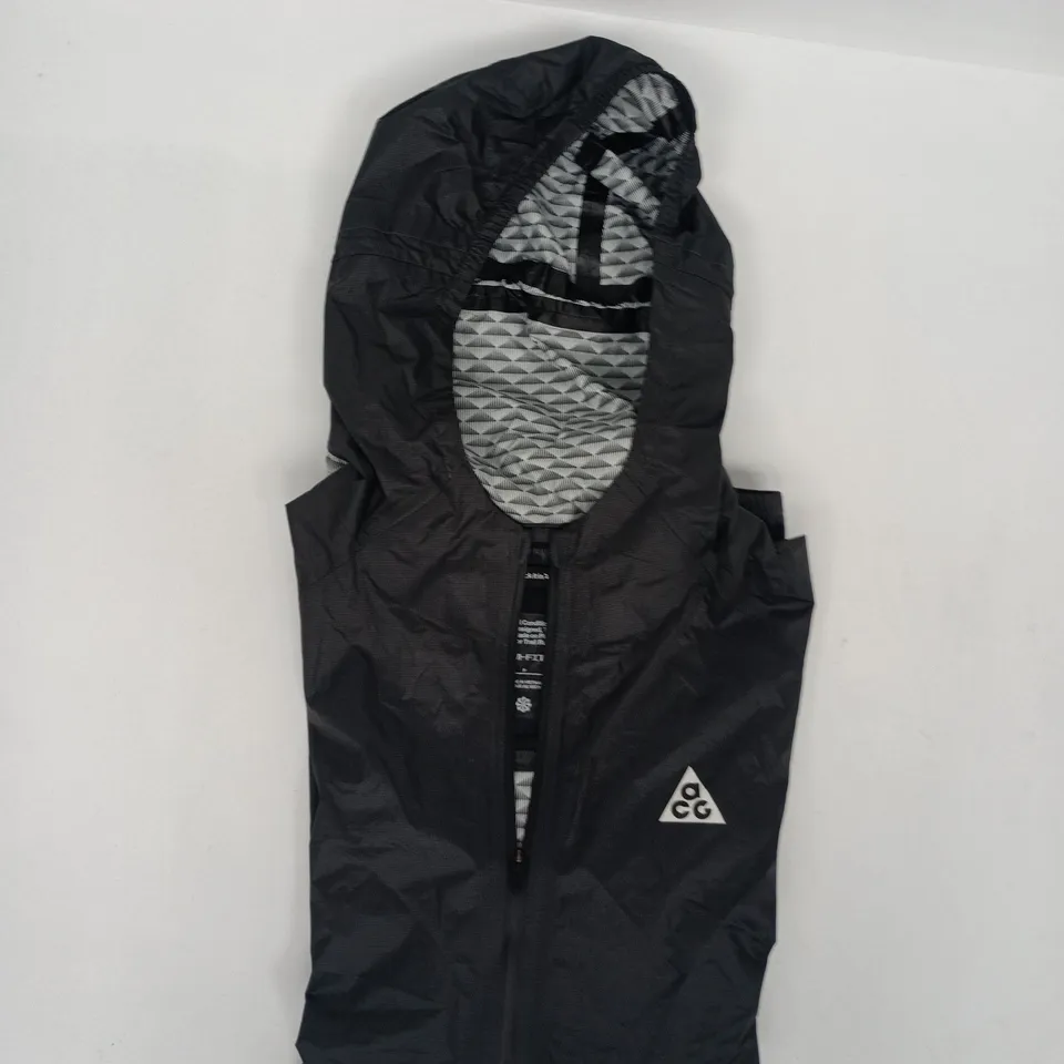 NIKE ACG LIGHTWEIGHT LONG SLEEVE ZIP-THROUGH HOODED JACKET IN BLACK SIZE SMALL