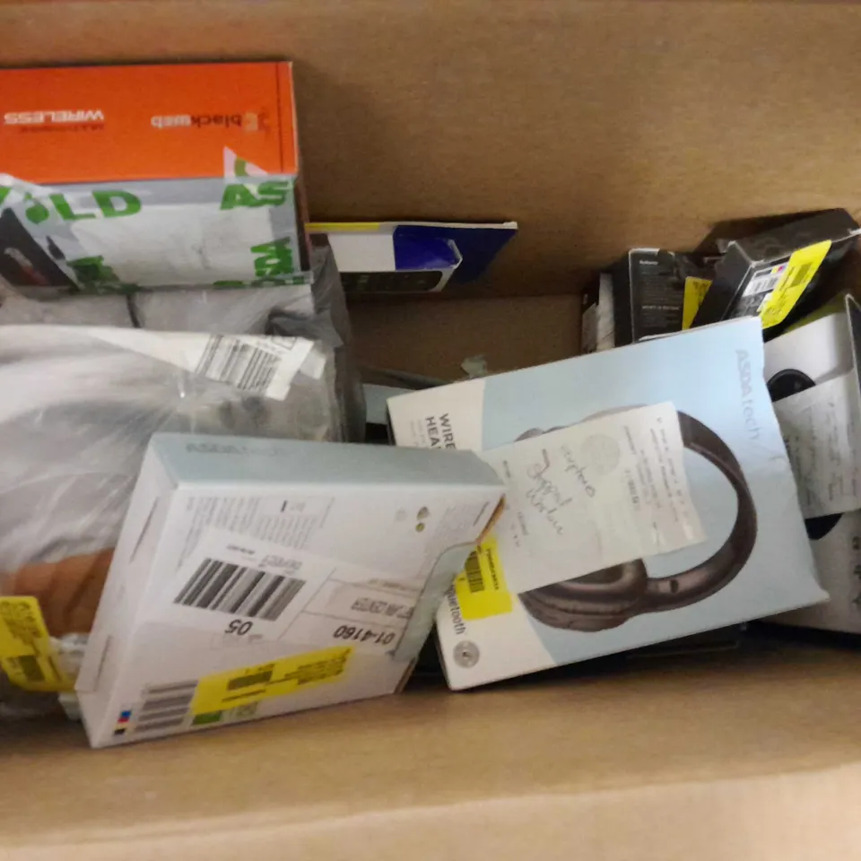 APPROXIMATELY 16 ASSORTED ELECTRICAL ITEMS TO INCLUDE ONE FOR ALL AERIAL, HAMA USB-C MULTIPORT, WIRELESS MOUSE & PHONE CHARGING MAT, ETC