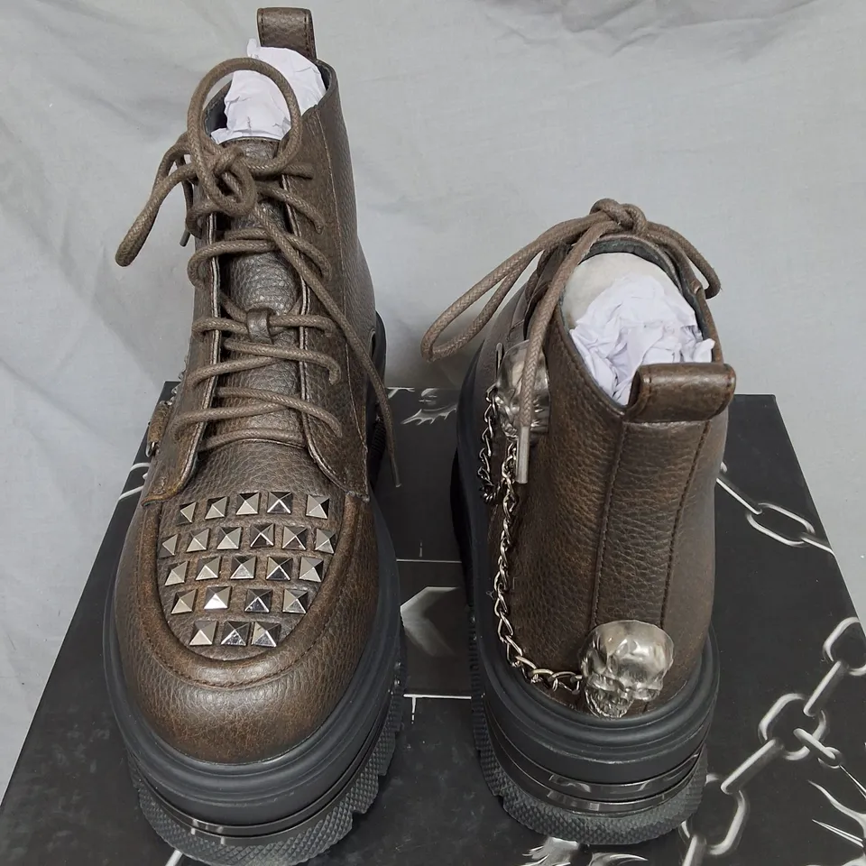 BOXED KOI CHAINED UP ENVY SKULL HARDWARE PLATFORM BOOTS IN BROWN - UK 5