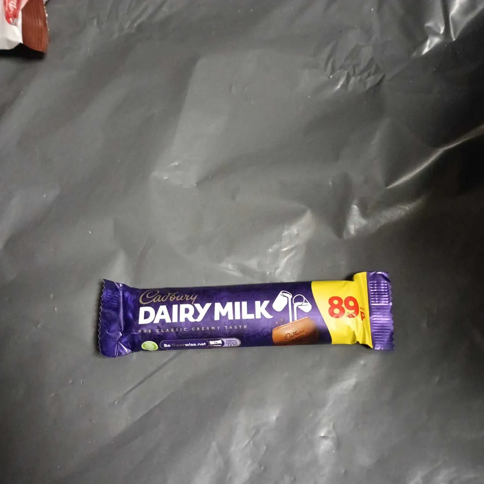 APPROXIMATELY 15 ASSORTED FOOD AND DRINK ITEMS INCLUDING SPERLARI COFFE FLAVOURED SWEETS , J2O DRINK AND DAIRY MILK 