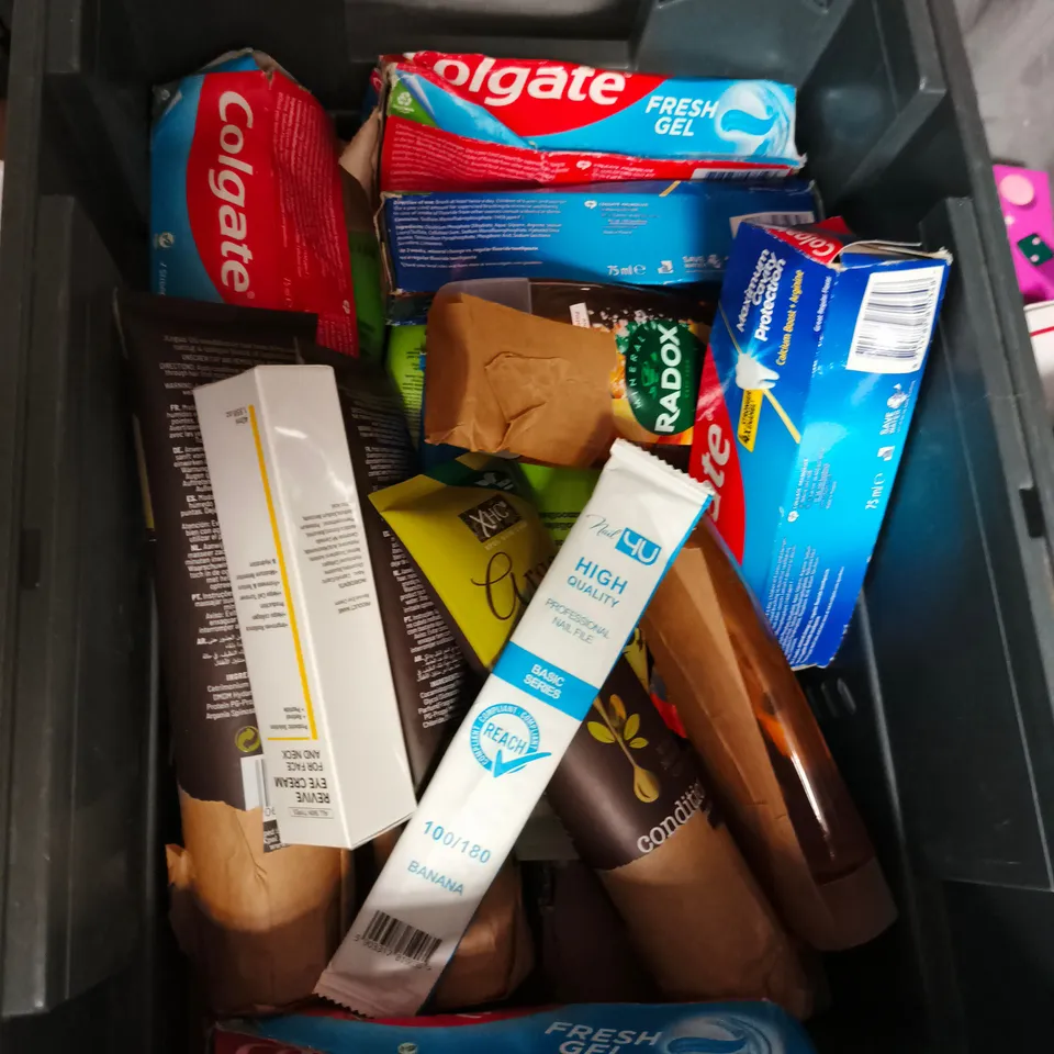 APPROXIMATELY 20 HEALTH AND BEAUTY PRODUCTS TO INCLUDE XHC ARGAN OIL CONDITIONER, COLGATE TOOTHPASTE AND REVIVE EYE CREAM