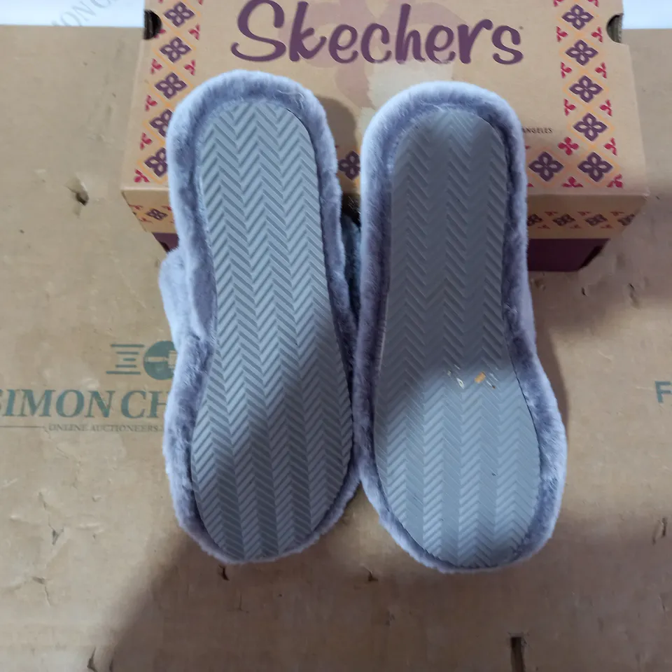 BOXED PAIR OF SKECHERS SLIPPER SANDALS - SIZE 6
