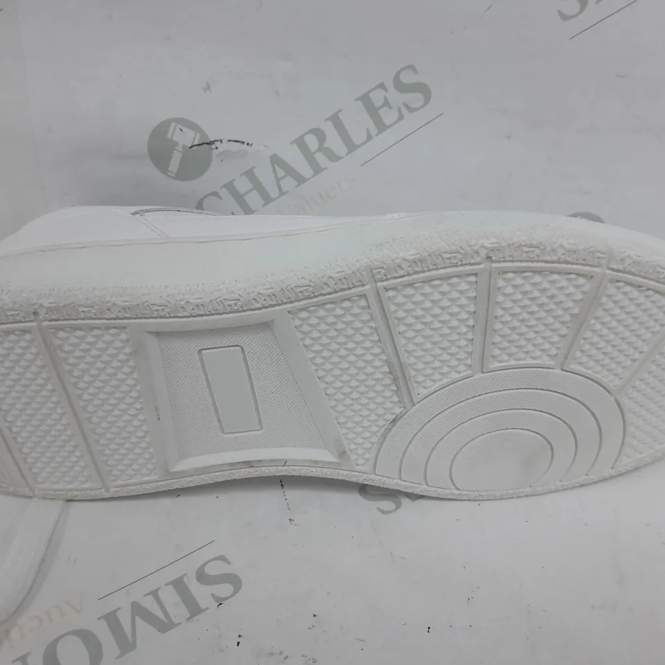 PAIR OF BENETTON LOWS IN WHITE - EU 40