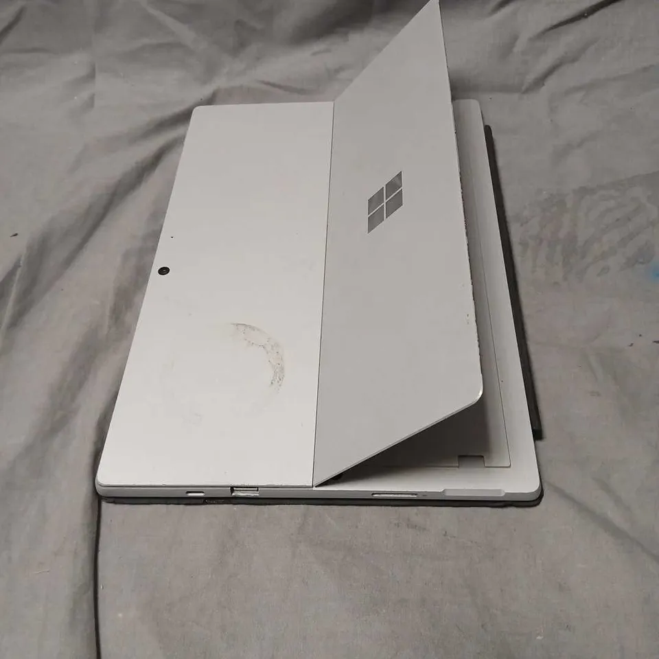 MICROSOFT SURFACE TABLET WITH KEYBOARD AND STAND – SILVER/GRAY