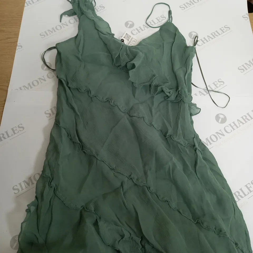 LARGE QUANTITY OF CLOTHING ITEMS TO INCLUDE , SWEATERS, JEANS, T-SHIRTS, ETC